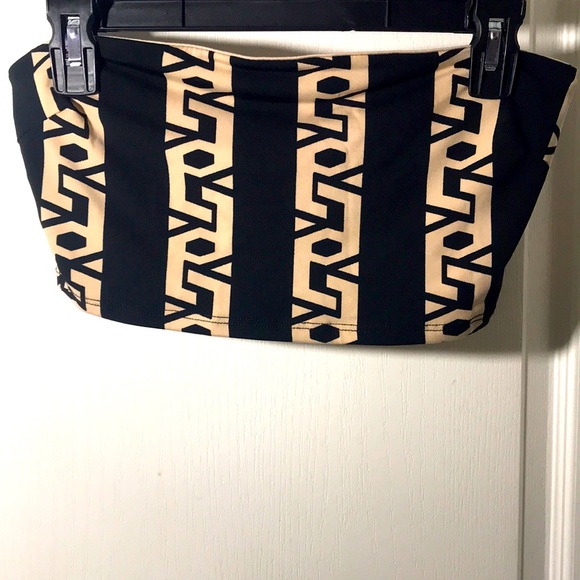 Kimcine Curve Crop Top - Picture 4 of 7